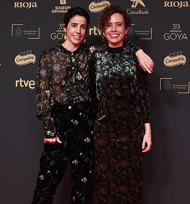 La directora Mar Coll, vestida por la firma bilbaína Ailanto, y la actriz Laura Weissmahr posan en la alfombra roja.