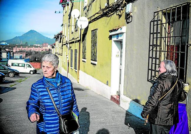 Portugalete, barriada El Roble. Beni Pazos y Conchi Rico son vecinas de la barriada desde hace 50 y 25 años, respectivamente.