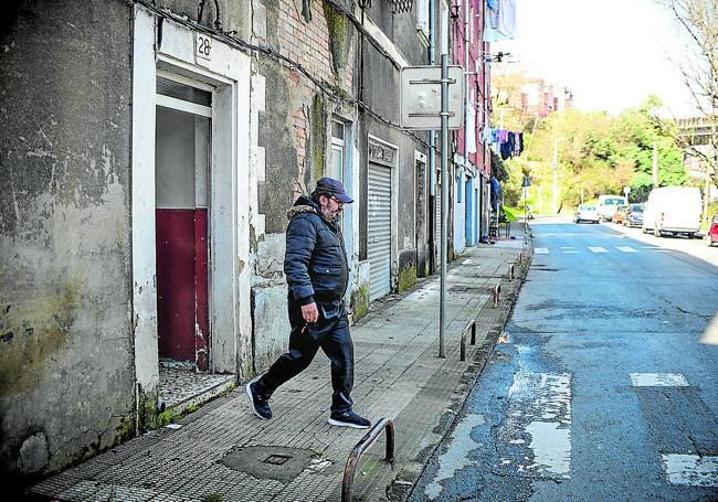 Barakaldo, barrio Zubileta. Fernando Pinto sale de su vivienda en el número 28 del barrio Zubileta de Burtzeña.
