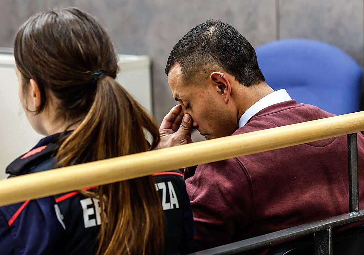 Moreno Bolaños, sentado en el banquillo de los acusados en el primer juicio por intento de homicidio celebrado en octubre de 2023.