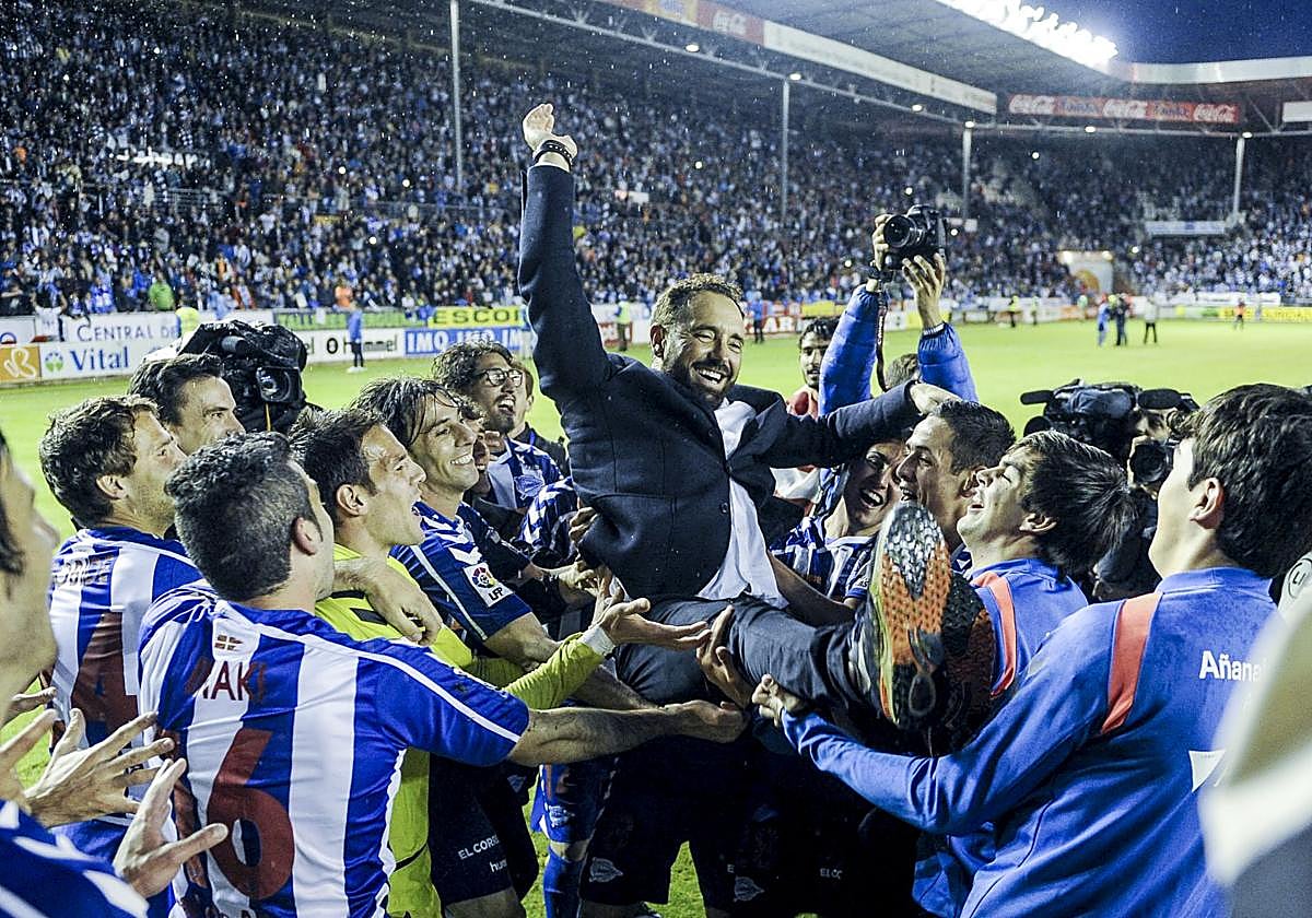 La plantilla del Alavés mantea a Bordalás tras el ascenso.