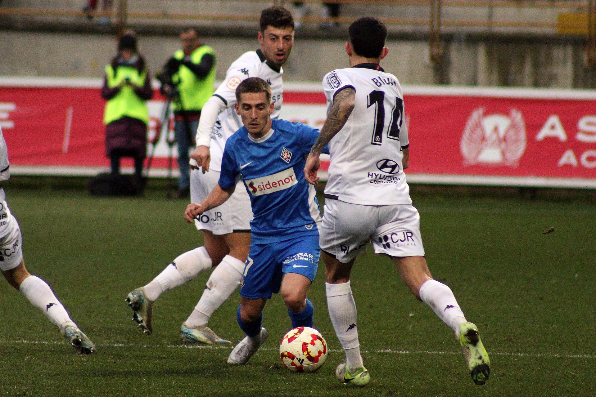 Iñigo Muñoz, entre dos jugadores culturalistas.