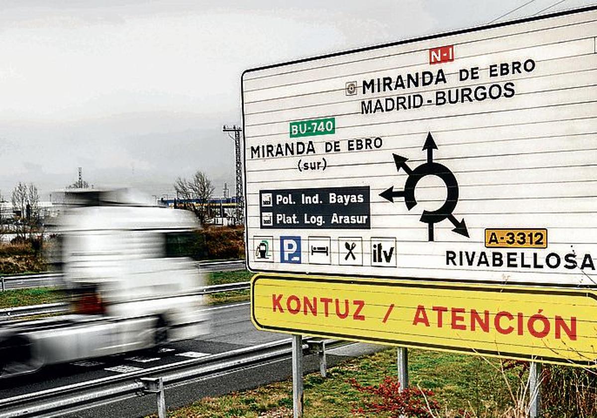 Esta rotonda hace de muga con Castilla y León. Arasur, en Álava; Bayas, en Miranda.