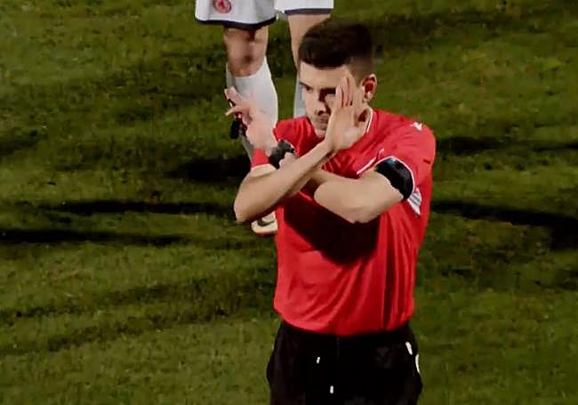 El colegiado hace el gesto de parar por racismo.