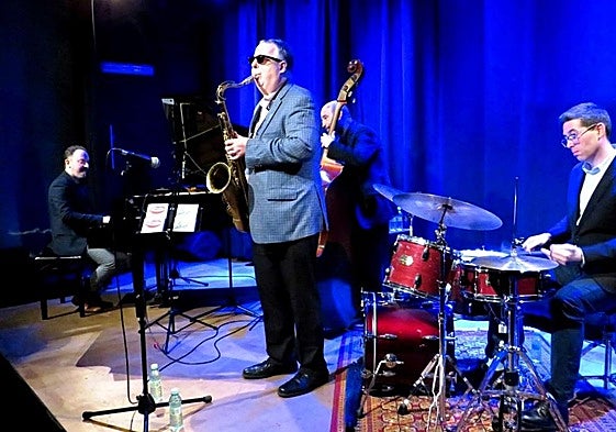 Gerard Nieto, Harry Allen, Ignasi González y Xavi Hinojosa cerrando el primer pase con 'Tea for two'.