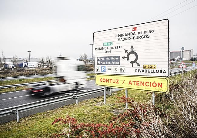 Esta rotonda hace de muga con Castilla y León. Arasur, en Álava; Bayas, en Miranda.