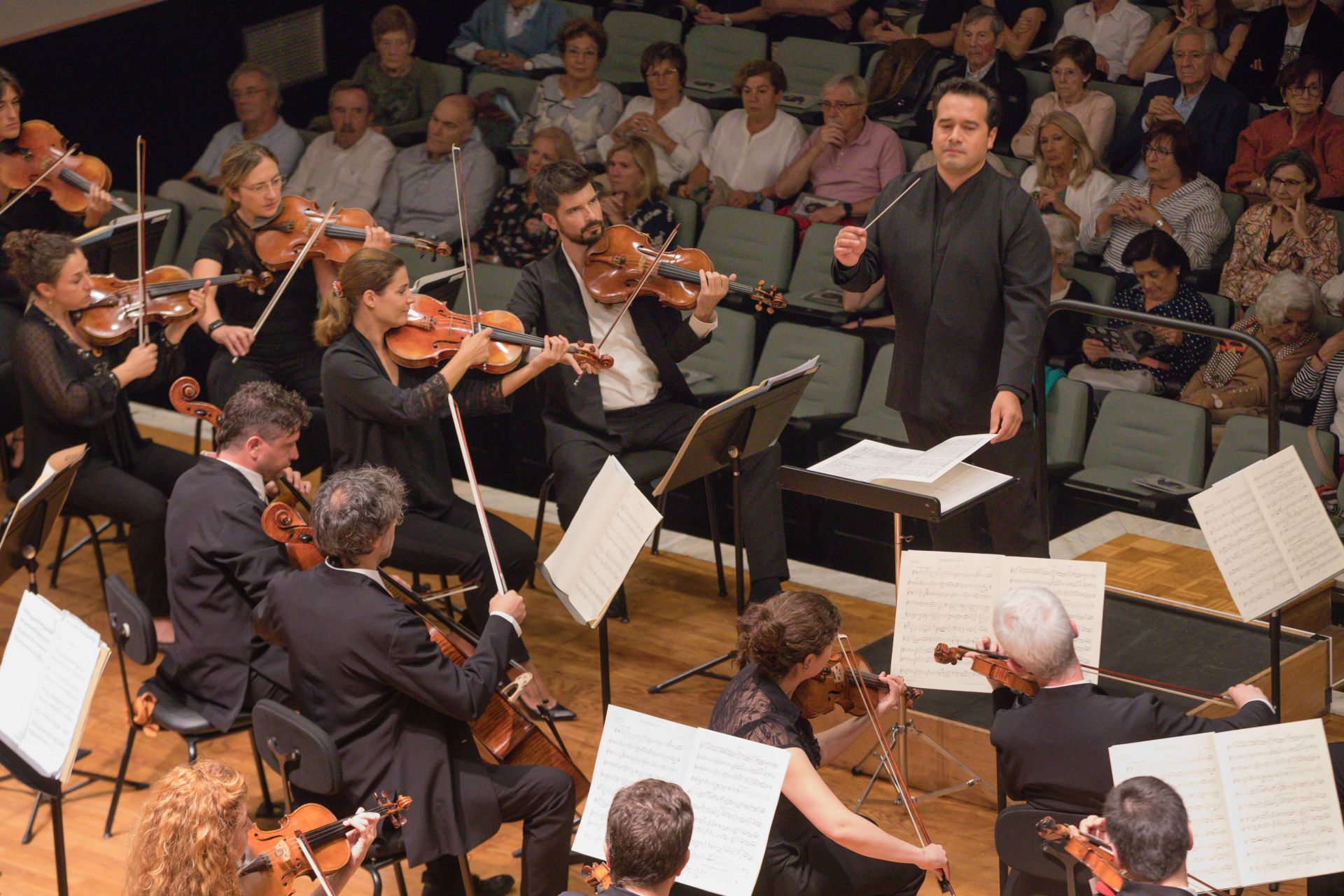 Robert Treviño dirige a la Euskadiko Orkestra en el Conservatorio Jesús Guridi.