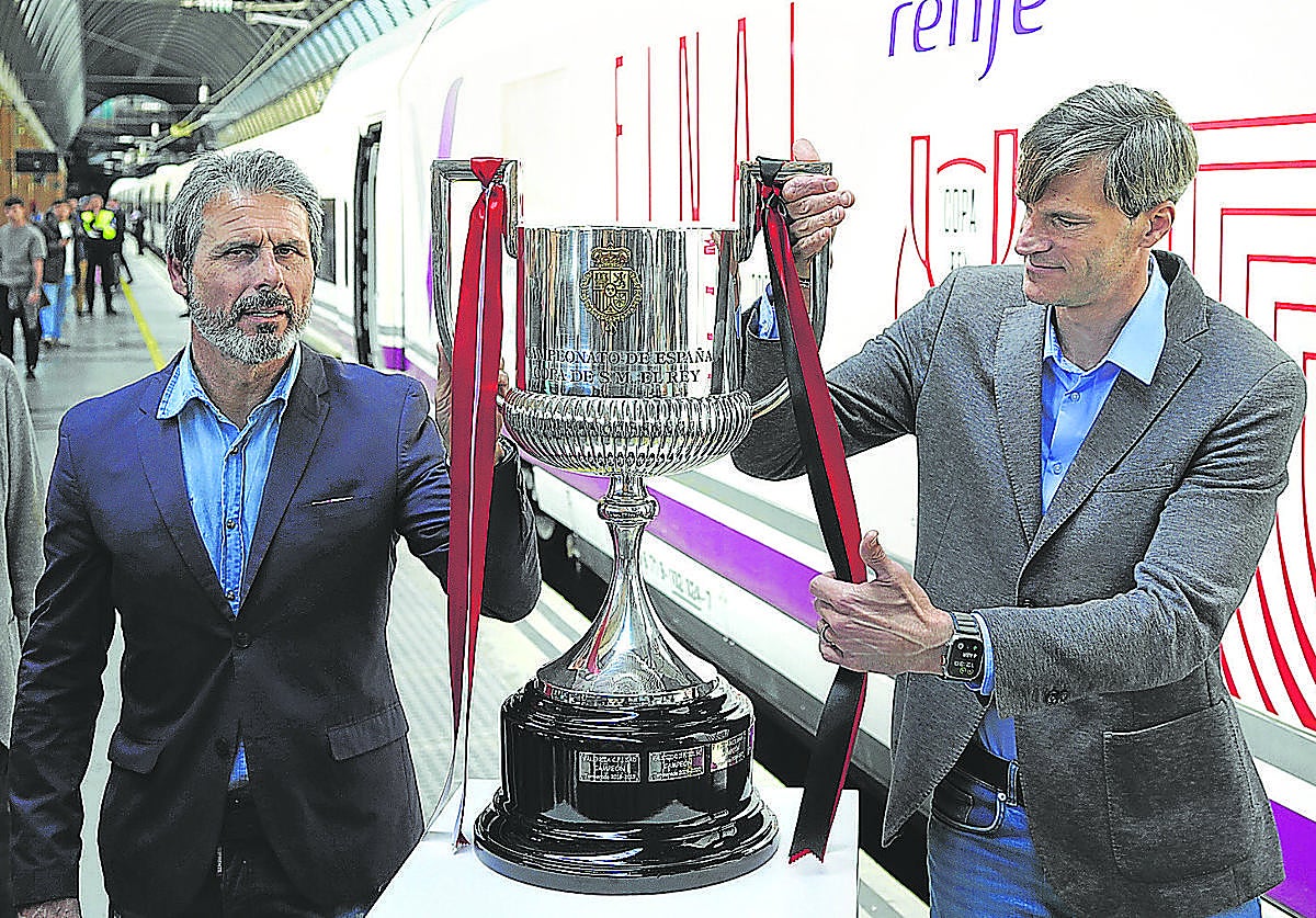 Rafa Alkorta y Leo Franco, ex del Mallorca, en la llegada de la Copa la pasada campaña a Sevilla.