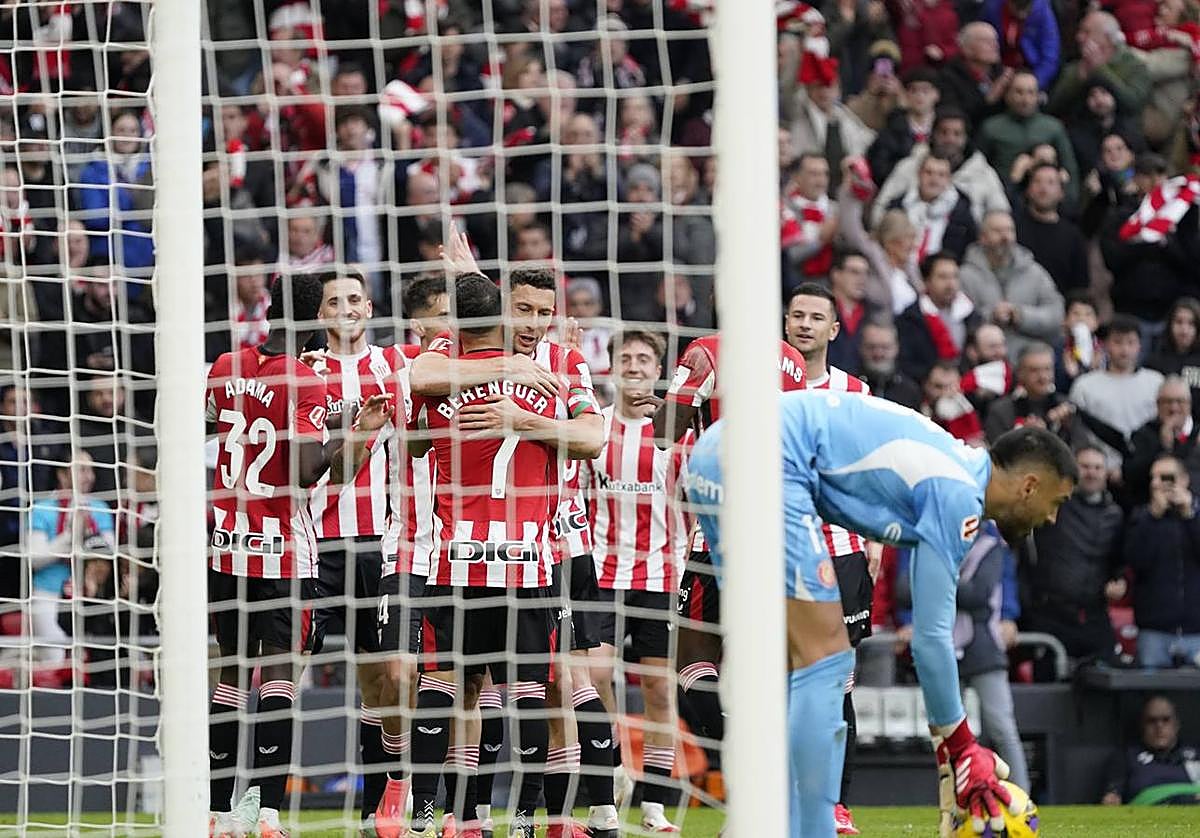 Felicidad. Los rojiblancos celebran uno de los goles de Sancet.