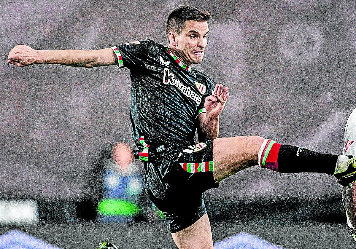 Ruiz de Galarreta en el campo del Raro Vallecano.