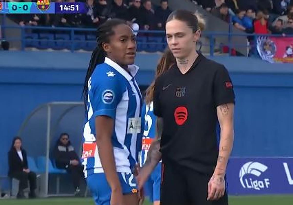 La futbolista del Barça Mapi León le toca las partes íntimas a una jugadora del Espanyol