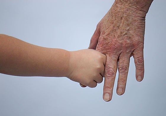 La reflexión del pediatra Carlos González: «El papel de los abuelos es malcriar a sus nietos»