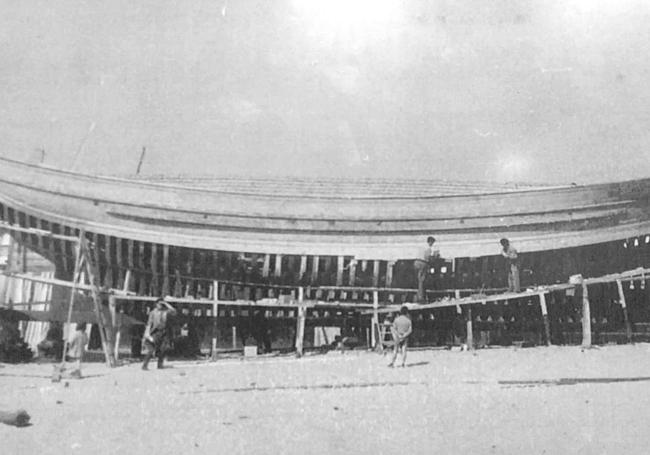 Los obreros del taller dando forma al Villa de Santoña en el año 1961.