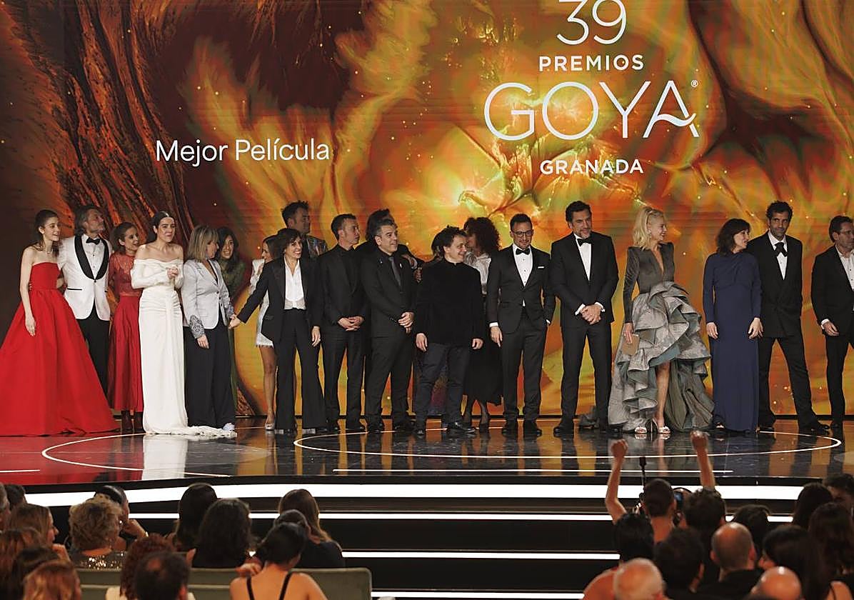 El equipo de las películas 'El 47' y 'La infiltrada' tras ganar el Goya ex aequo a mejor película.