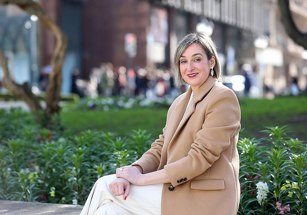 La consejera de Gobernanza, Administración Digital y Autogobierno, María Ubarretxena, posa en las calles de Bilbao.