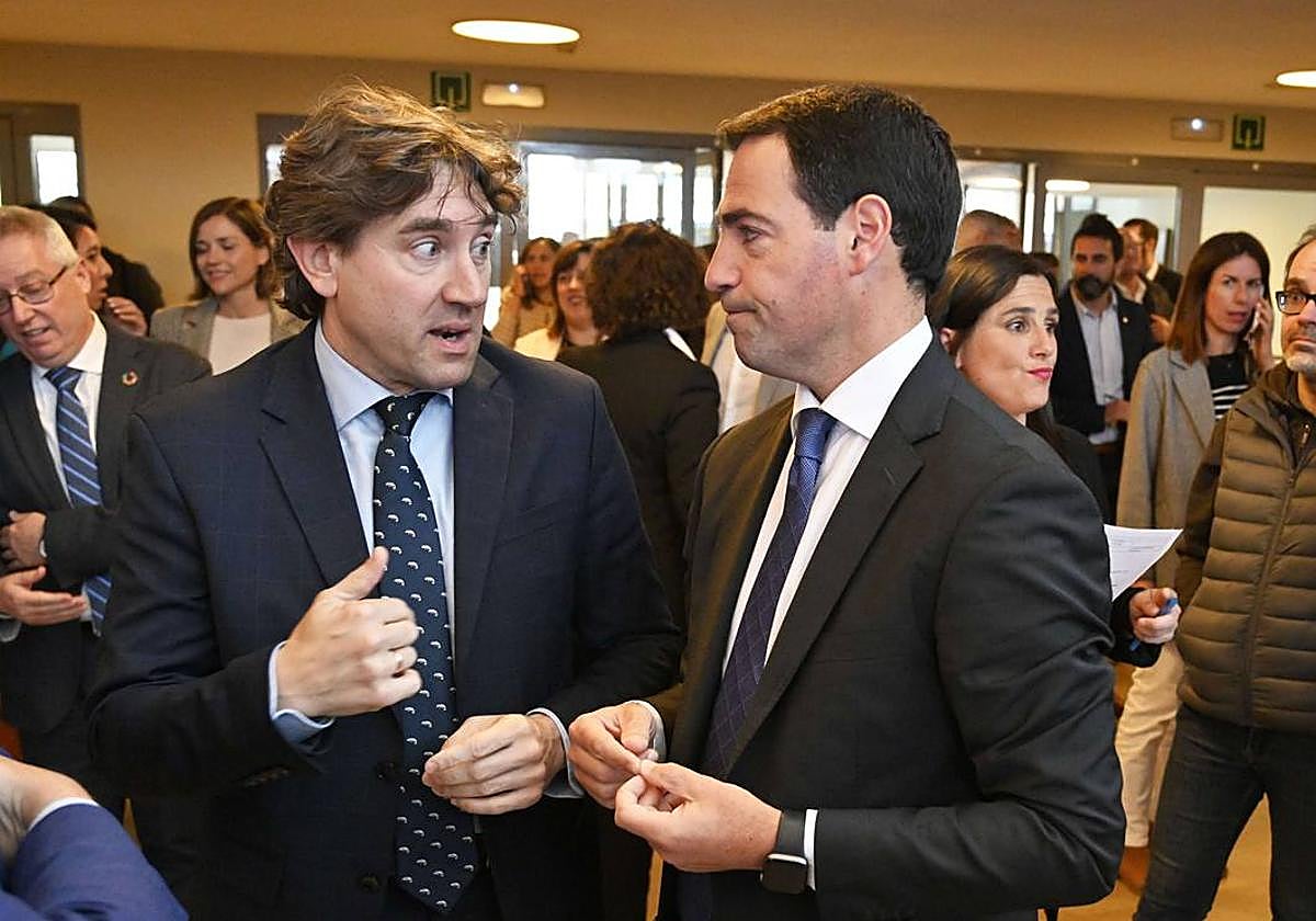 El líder del PSE, Eneko Andueza, con el lehendakari Imanol Pradales en unas jornadas empresariales de Elkargi en San Sebastián.