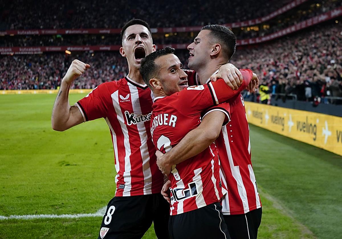 Sancet, Berenguer y Guruzeta celebran un gol ante la Real Sociedad en San Mamés.