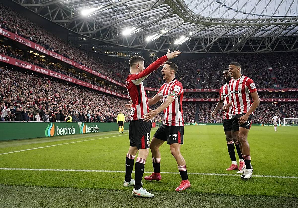 De Marcos se acerca a felicitar a Sancet tras su tercer gol al Girona en presencia de Iñaki Williams y de Maroan Sannadi.