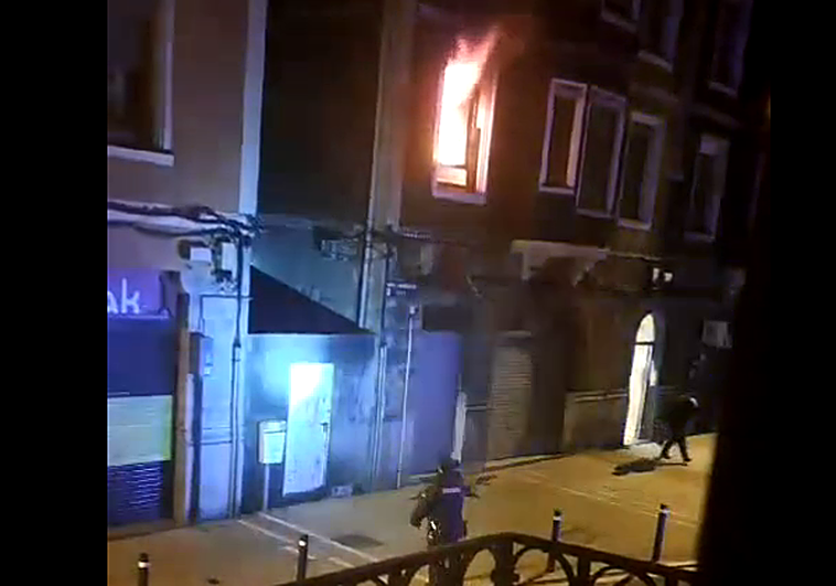 Detenido un hombre por agredir a un ertzaina tras ser rescatado de un incendio en Basauri