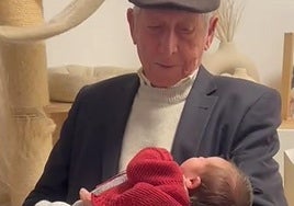 La reacción de un bisabuelo al coger en brazos a su bisnieto por primera vez