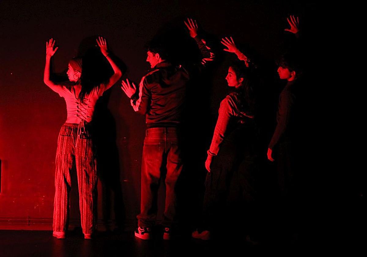 Los actores de RedNudes, en el escenario.