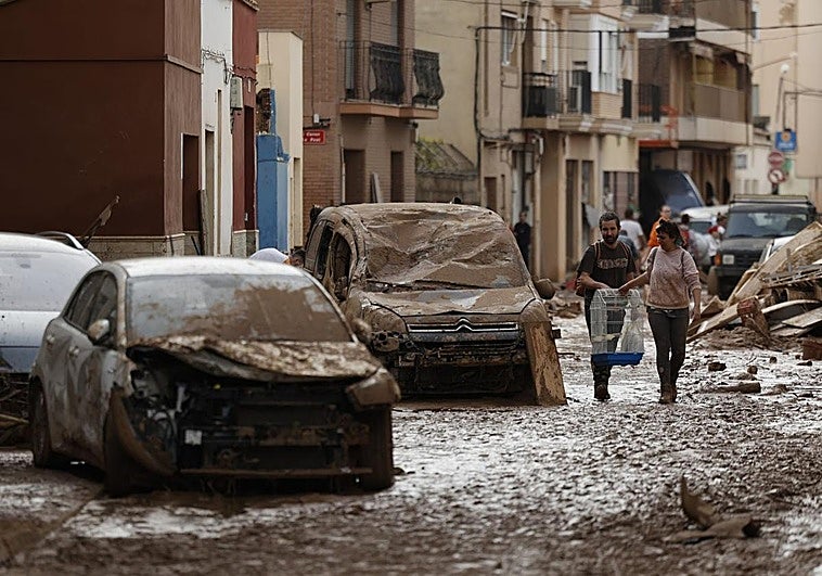 El Ejecutivo regularizará a 25.000 inmigrantes afectados por la DANA
