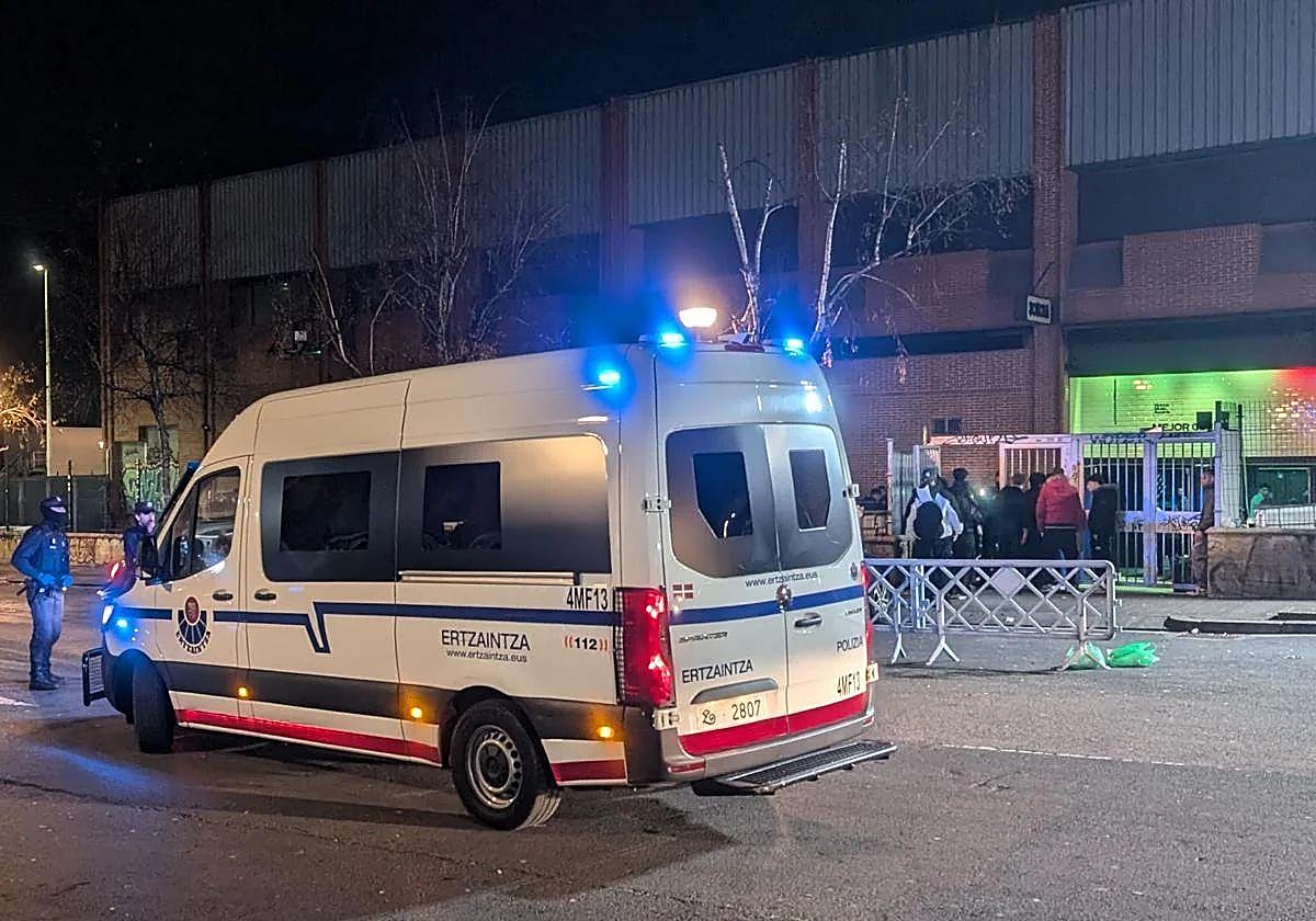 Un dispositivo policial en las afueras de la discoteca Sonora, en Erandio.
