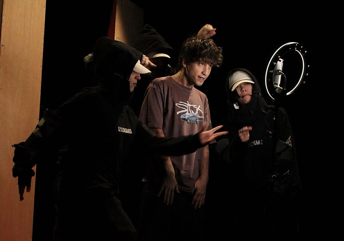 Imagen principal - La compañía alavesa Pikor estrena &#039;RedNudes&#039;, una obra contada por los jóvenes sobre las redes sociales y la sexualidad