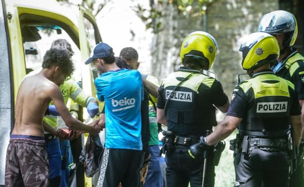 Agentes locales con varios jóvenes en un parque de Vitoria.