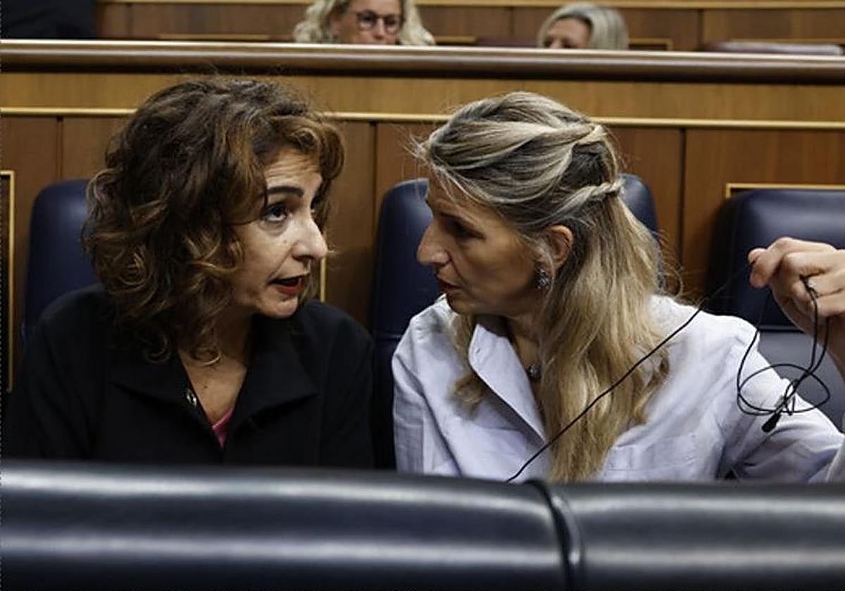 Las vicepresidentas primera, María Jesús Montero (i) y segunda. , Yolanda Díaz.