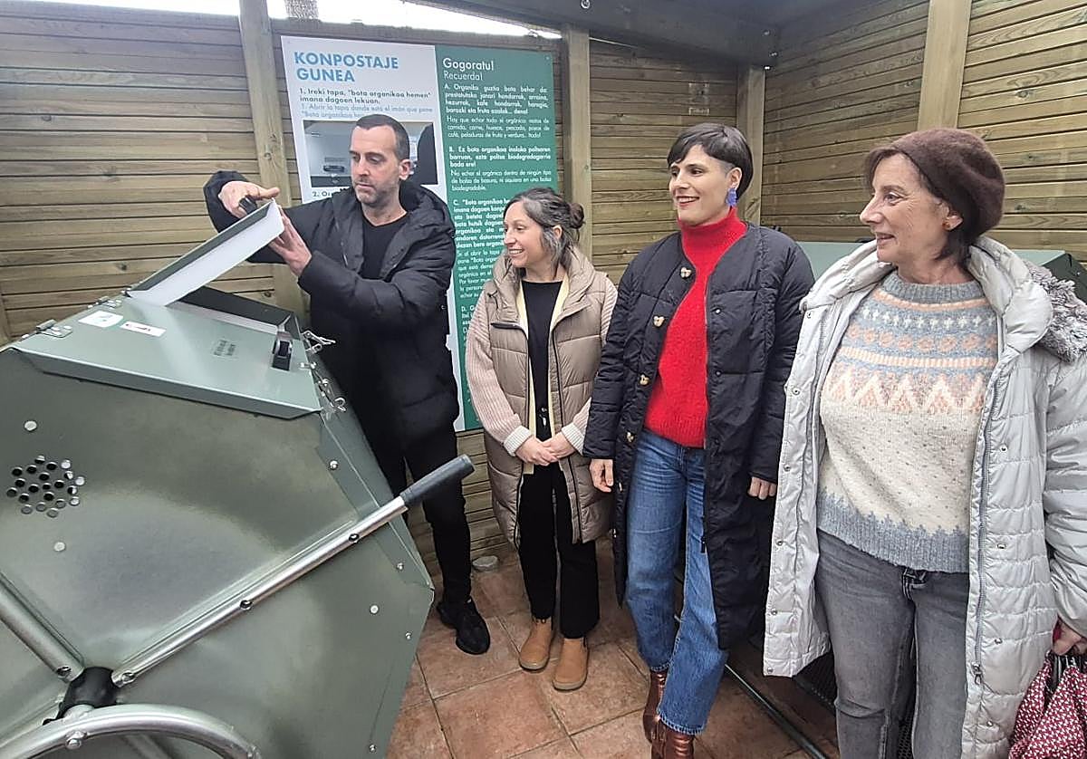 Gorka Egia, experto sistemas de compostaje; Amets Jauregizar, alcaldesa de Bakio (EH Bildu); Arantza Atutxa, diputada foral de Medio Natural y Agricultura, y Begoña Abio, concejala del PNV.