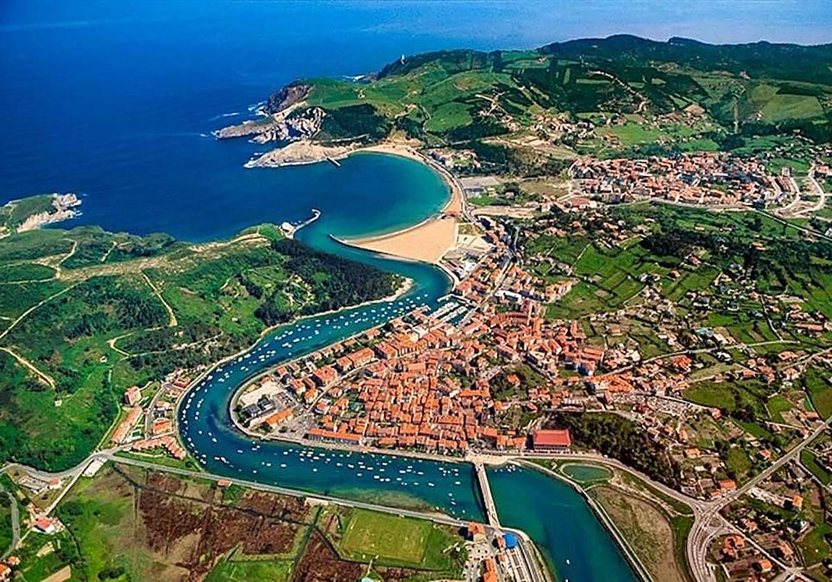 Imagen panóramica de Plentzia y al fondo el municipio de Gorliz.