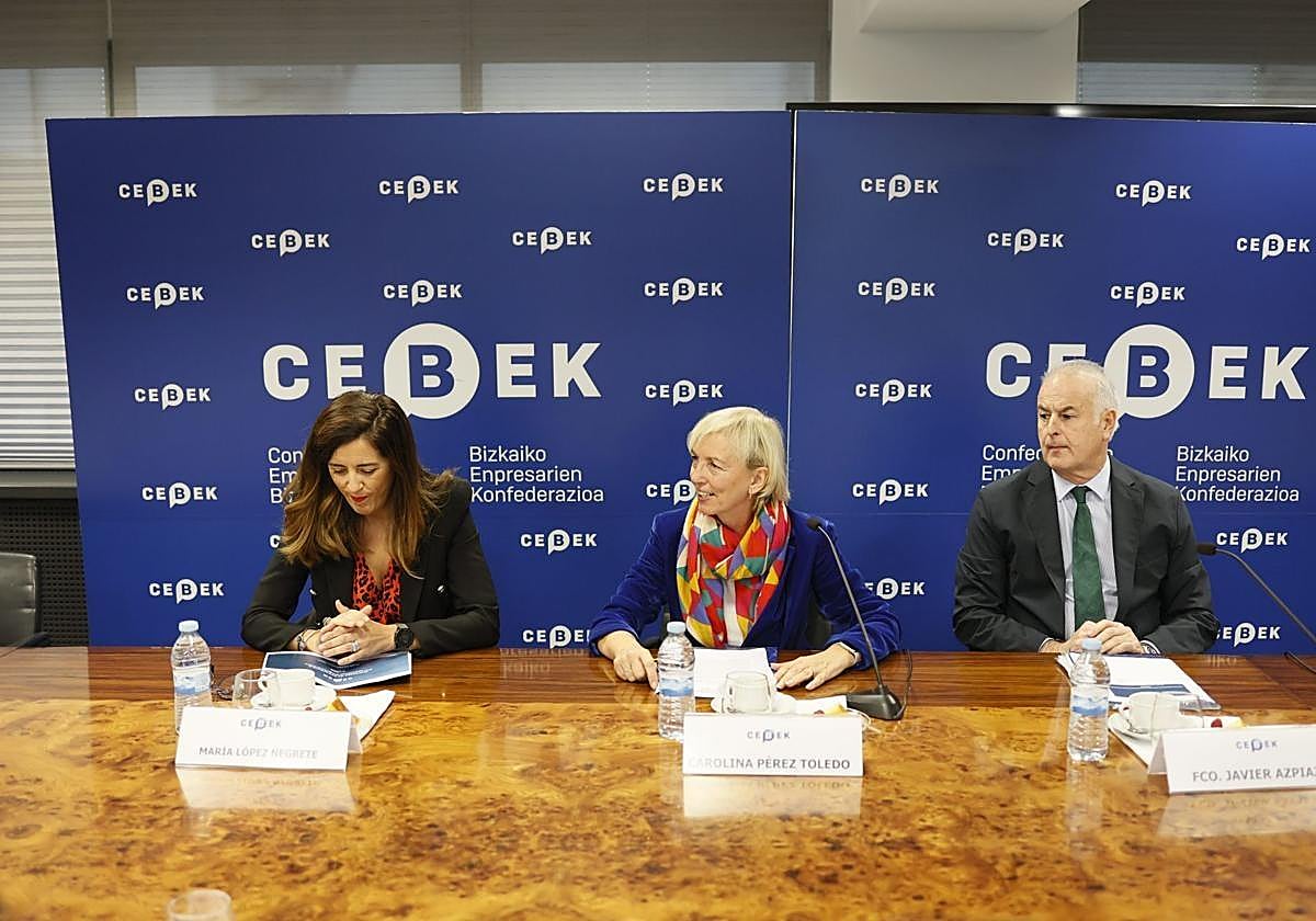 De izquierda a derecha María López Negrete, vicepresidenta de Cebek; Carolina Pérez Toledo, presidenta y Francisco Javier Azpiazu, secretario general.