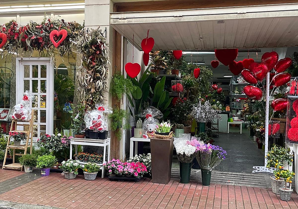 Imagen principal - La floristería Cengotita preparada para recibir San Valentín