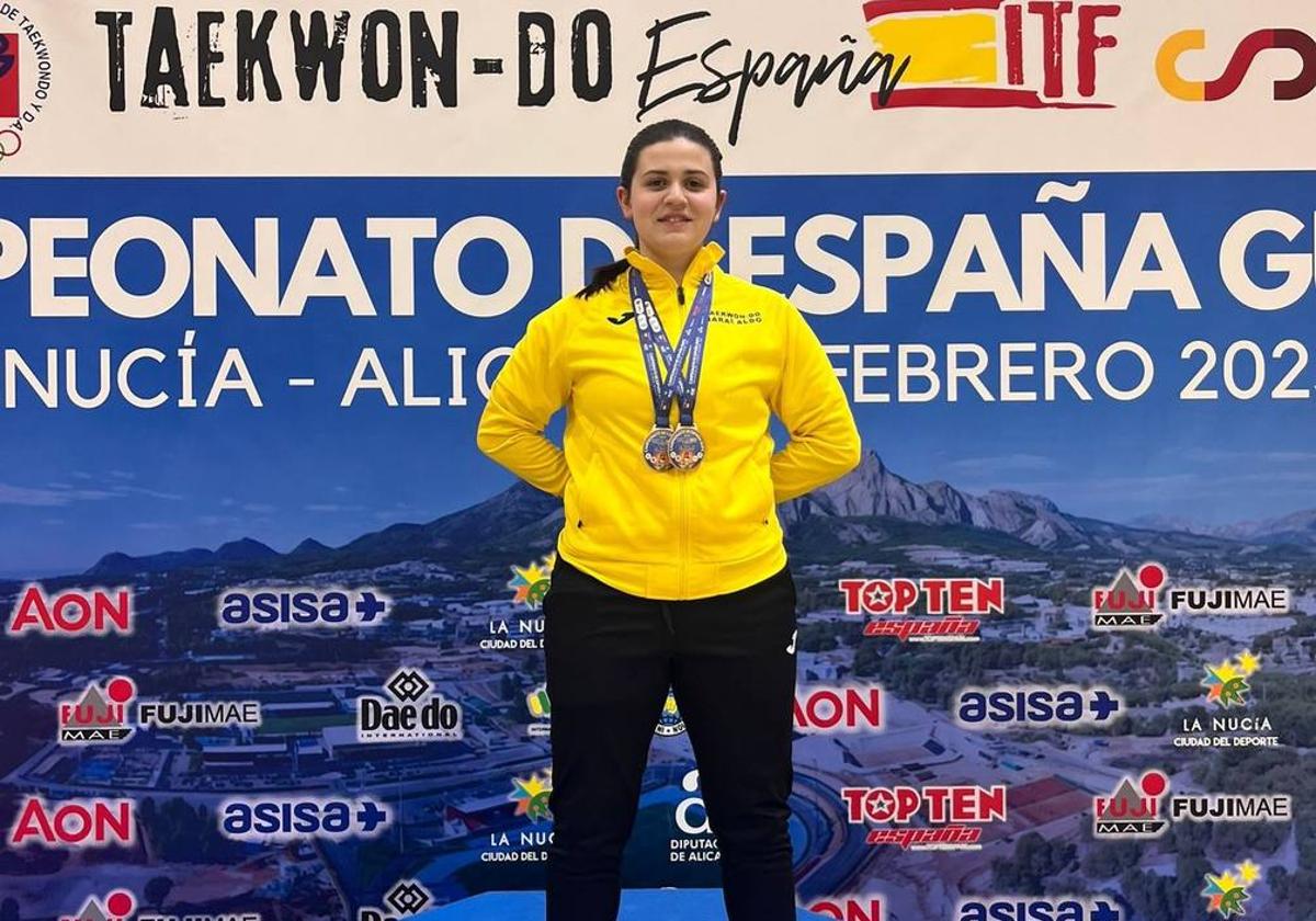 Martínez posa en el podio con sus dos medallas.