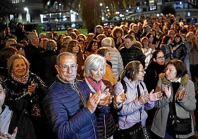 Centenares de personas han vuelto a congregarse este miércoles ante el inmueble violentado.