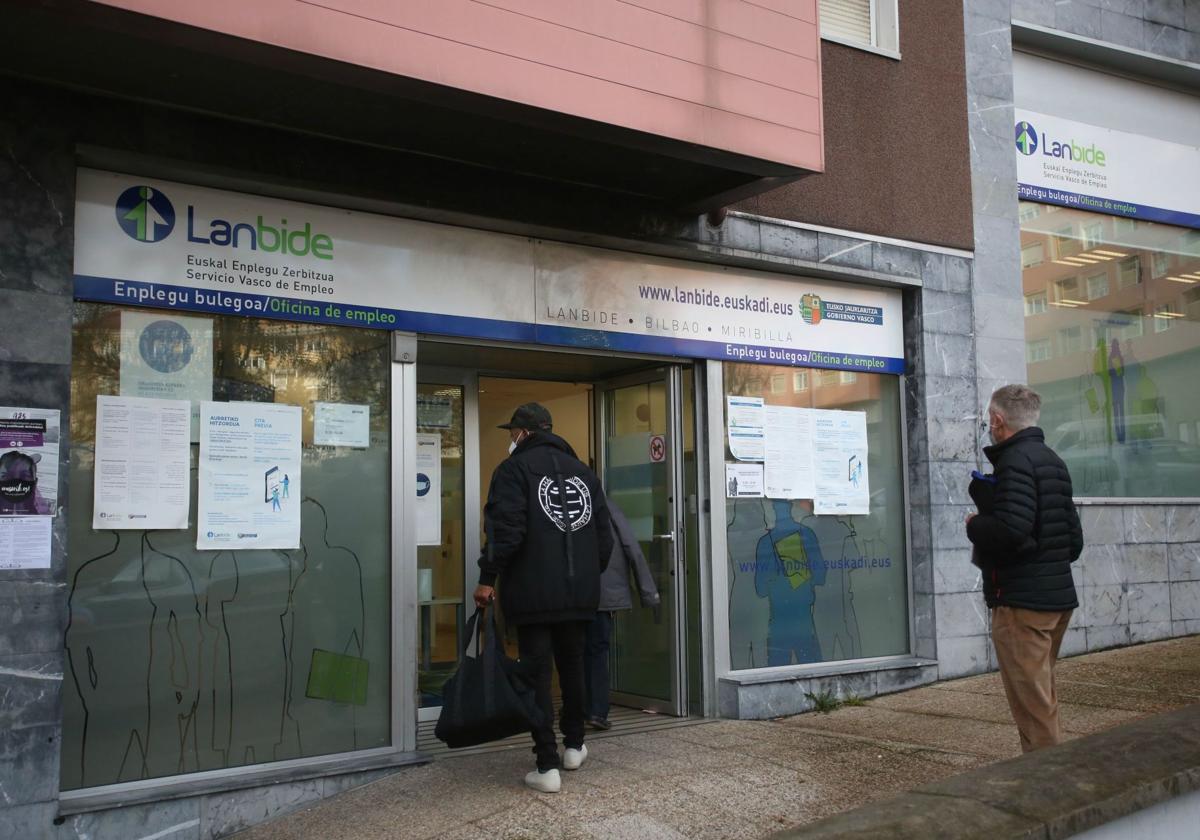 Los viajes fuera de Euskadi por los que Lanbide suspenderá la RGI a sus perceptores