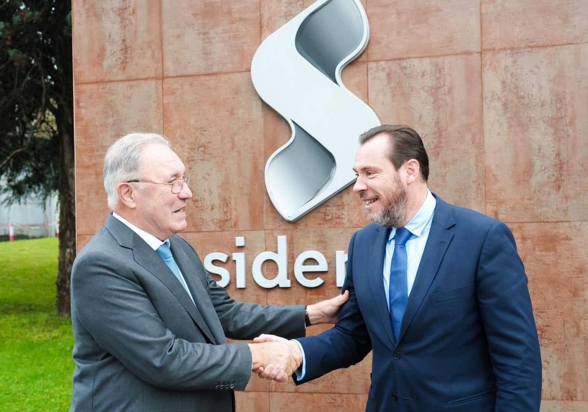 El presidente de Sidenor, José Antonio Jainaga, recibiendo al ministro de Transportes, Óscar Puente, en su visita el pasado diciembre.