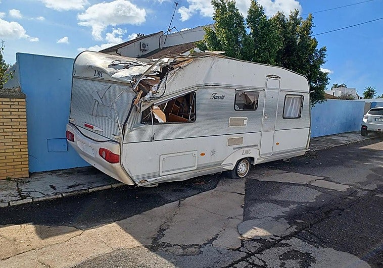 El tornado que pasó ayer por distintos puntos de Ayamonte e Isla Cristina (Huelva) ha dejado una treintena de viviendas afectadas en la barriada ayamontina de Villa Antonia.
