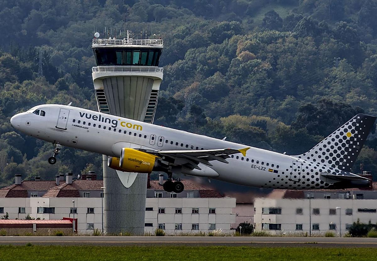 Un avión de Vueling despega del aeropuerto de Bilbao.