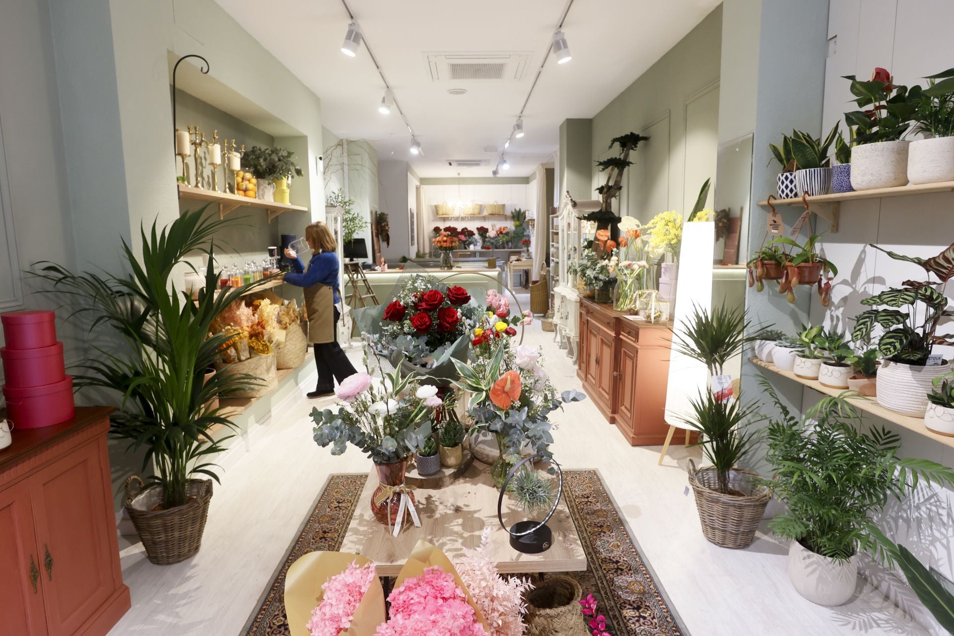 Angie y Luis, el matrimonio que triunfa con sus ramos en Gallarta abre una floristería en Bilbao