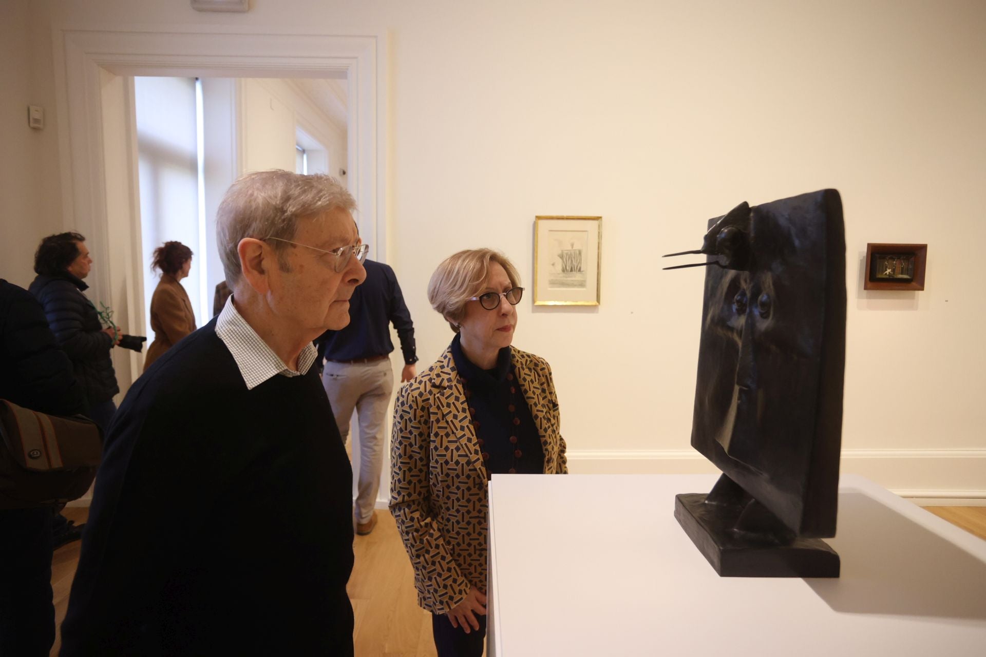 Georges Sebbag contempla la escultura en bronce 'Pájaro-cabeza' junto a Miriam Alzuri.