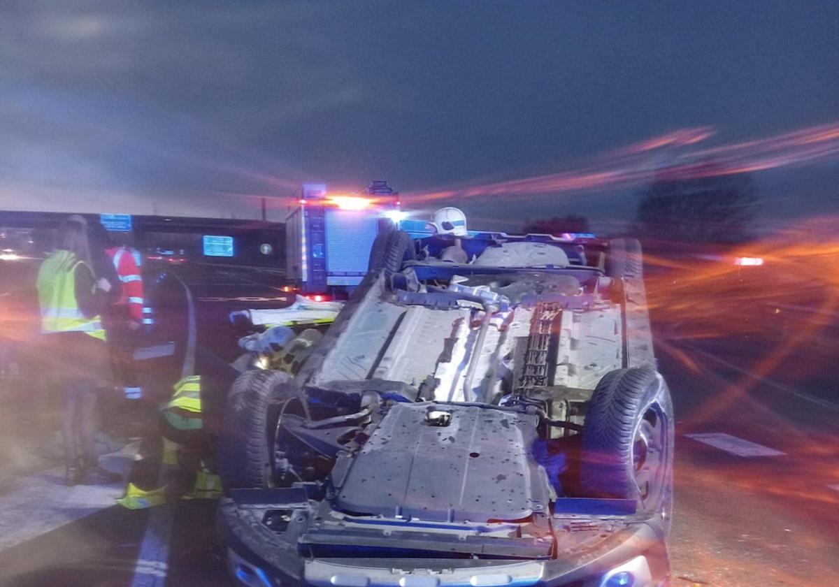Coche volcado en el primer accidente ocurrido esta mañana en la N-622, en la entrada de Vitoria.