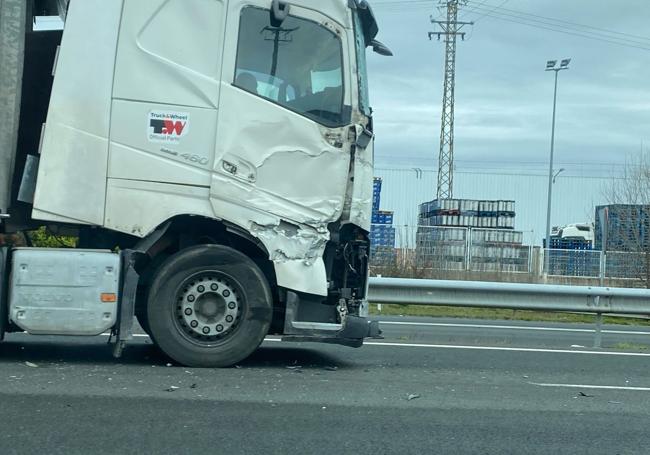 Camión implicado en uno de los accidentes ocurridos en la N-622, a la entrada de Vitoria.