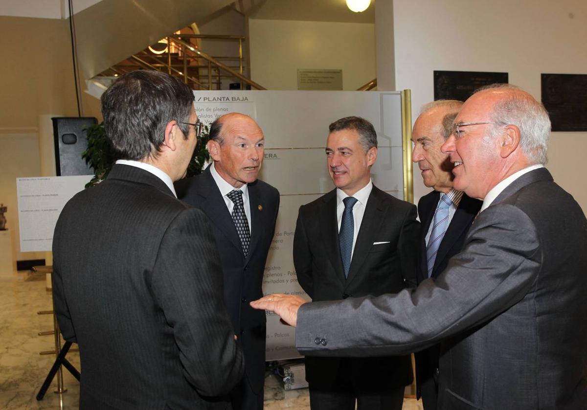 Los exlehendakaris Patxi López, Juan José Ibarretxe, Iñigo Urkullu, Carlos Garaikoetxea y José Antonio Ardanza, en una foto de 2013.