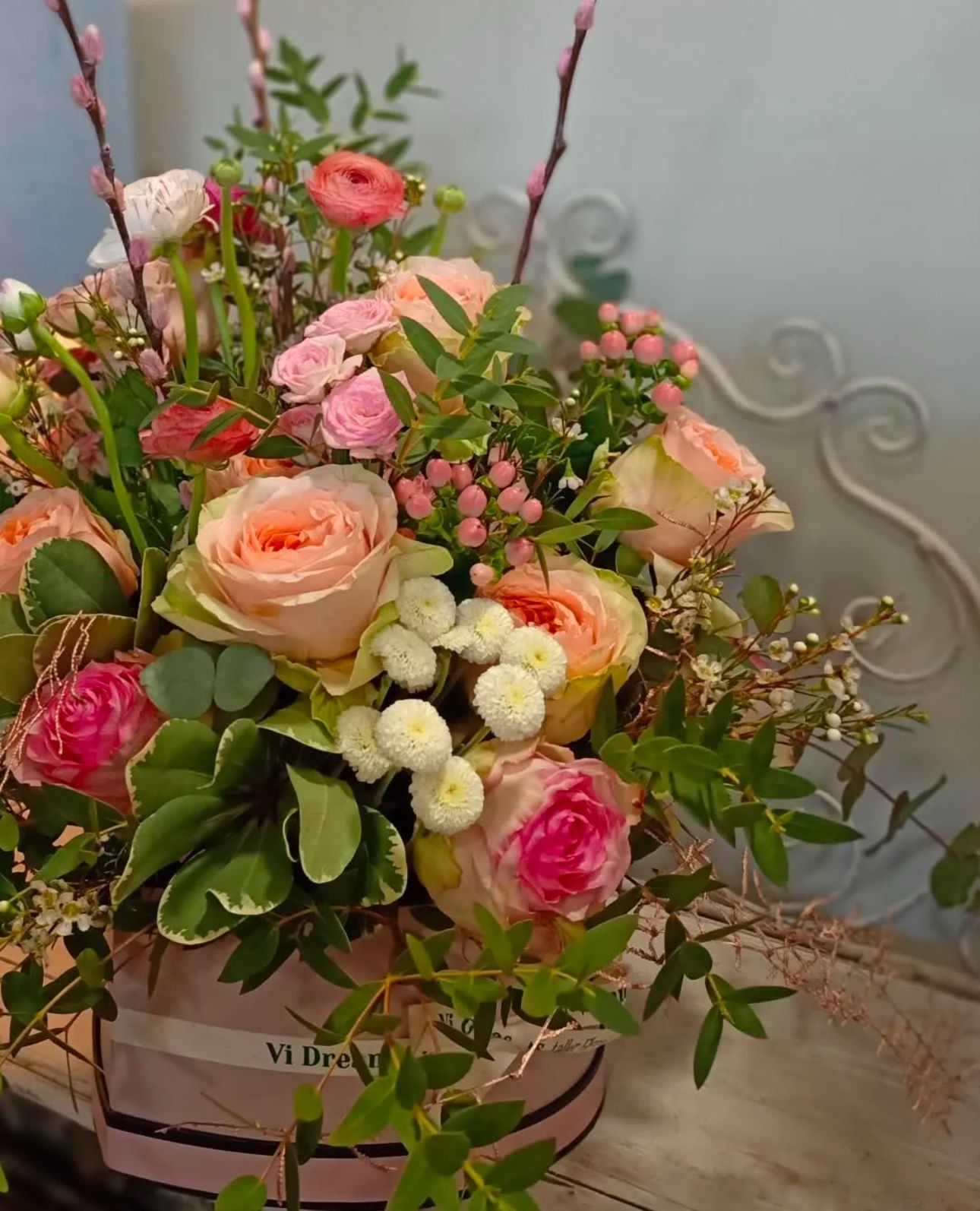 Angie y Luis, el matrimonio que triunfa con sus ramos en Gallarta abre una floristería en Bilbao