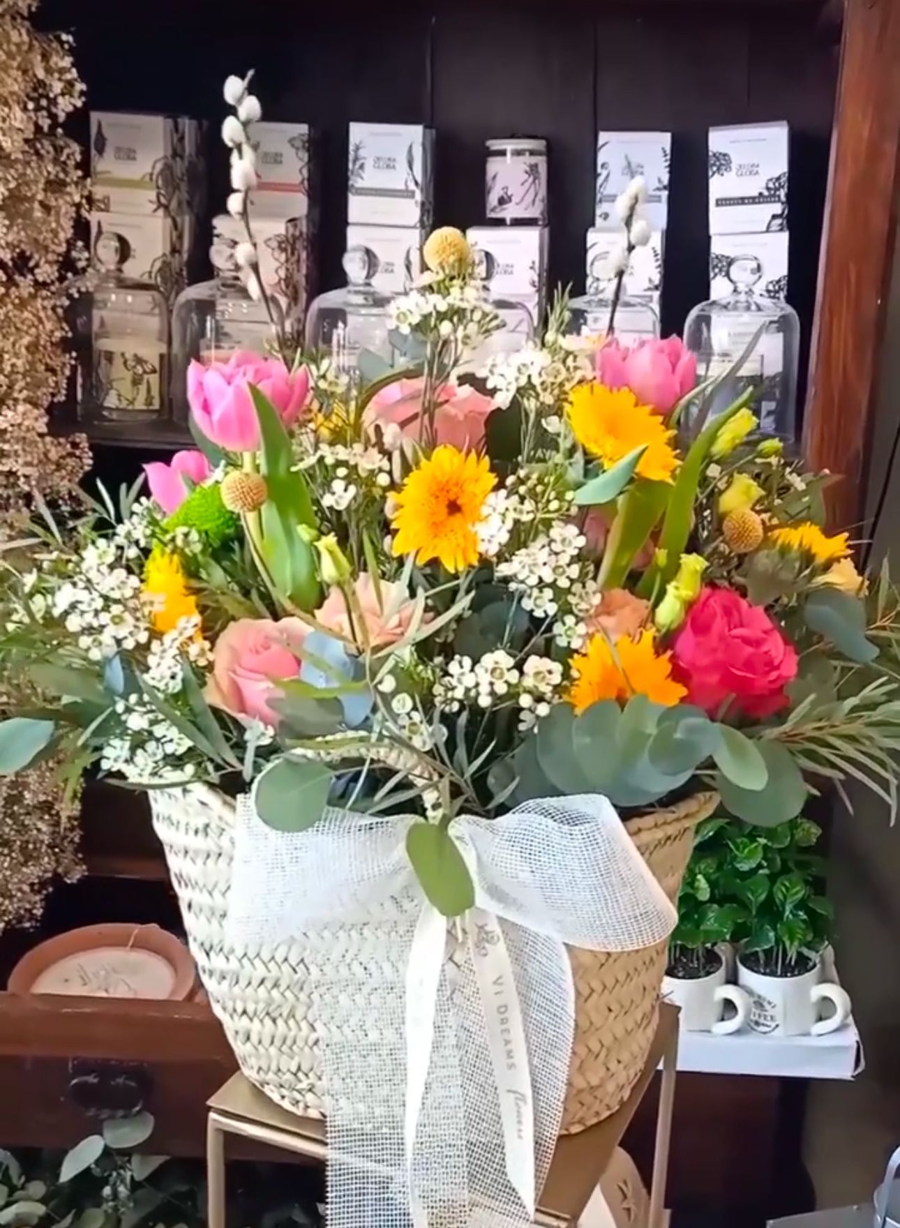 Angie y Luis, el matrimonio que triunfa con sus ramos en Gallarta abre una floristería en Bilbao