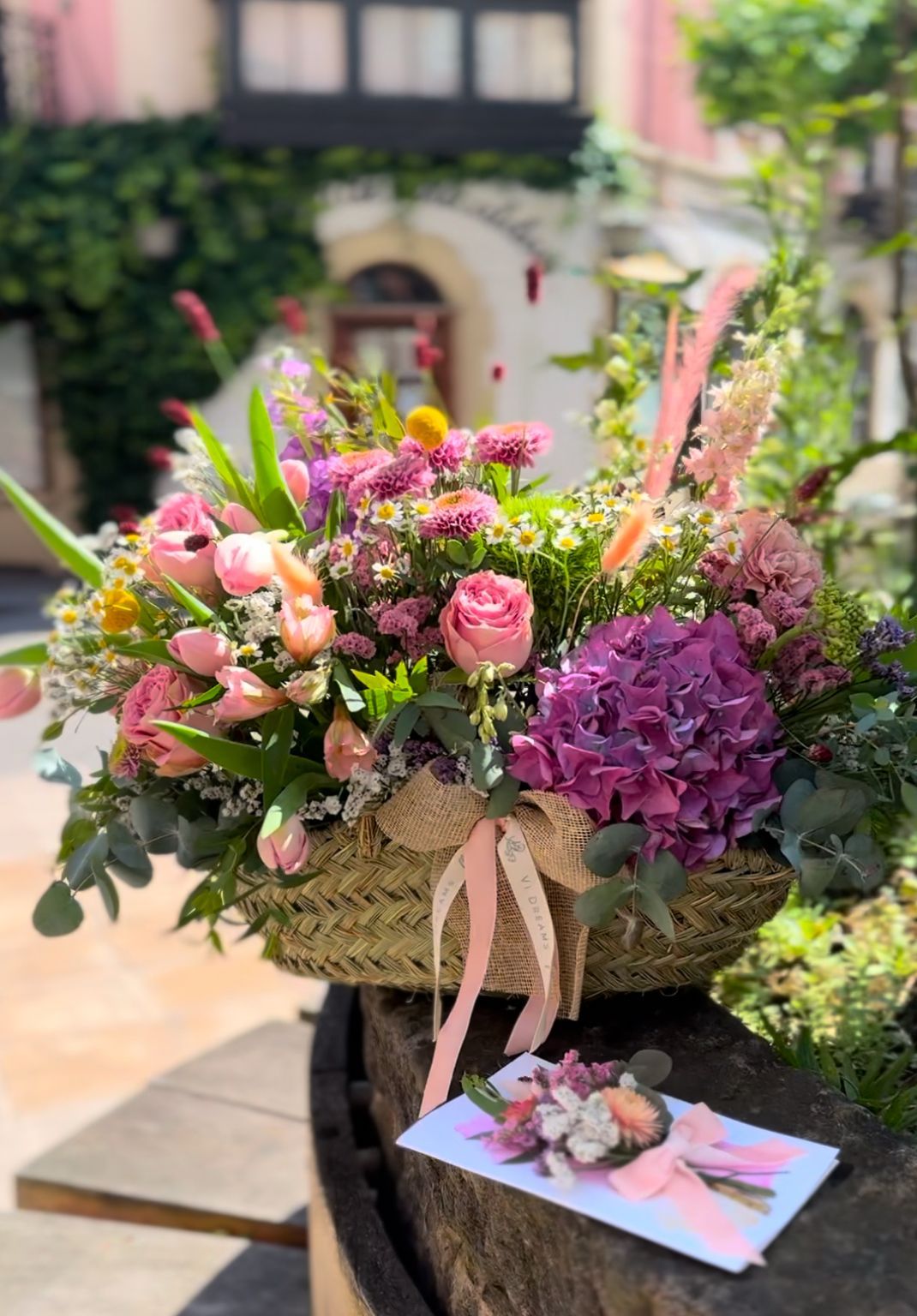 Angie y Luis, el matrimonio que triunfa con sus ramos en Gallarta abre una floristería en Bilbao