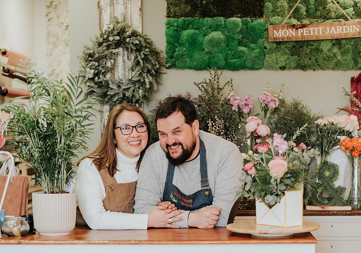 Angie y Luis, el matrimonio que triunfa con sus ramos en Gallarta abre una floristería en Bilbao
