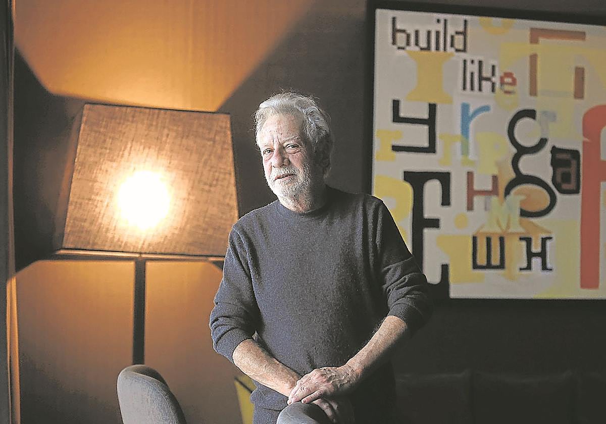 Javier Mariscal posa en los salones del hotel The Artist frente a uno de sus lienzos que decoran el establecimiento.